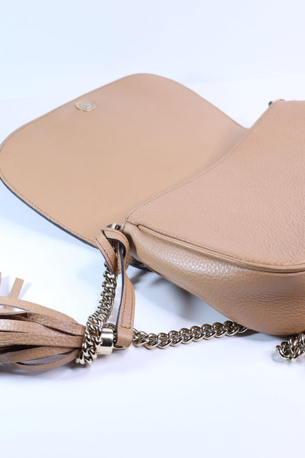 GUCCI Soho Interlocking G Crossbody Bag Camellia Tan Pebbled Leather Chain Strap