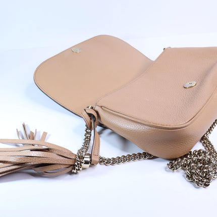GUCCI Soho Interlocking G Crossbody Bag Camellia Tan Pebbled Leather Chain Strap