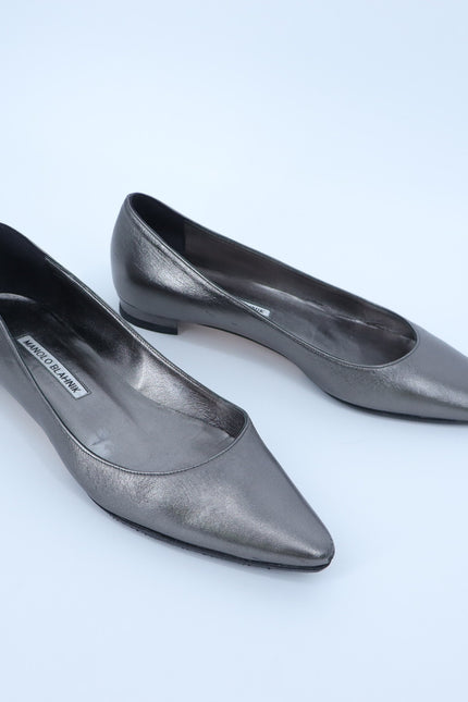 MANOLO BLAHNIK Grey Metallic Pointed Toe Flat Quiet Luxury Women's 38/US 8