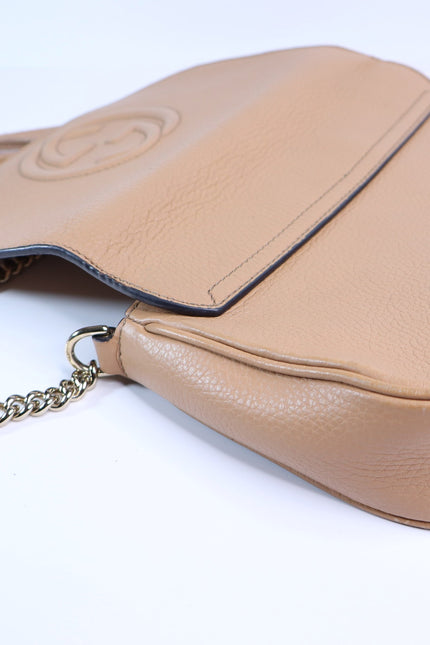 GUCCI Soho Interlocking G Crossbody Bag Camellia Tan Pebbled Leather Chain Strap