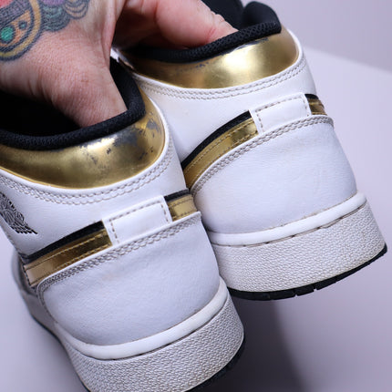 NIKE Air Jordan Retro 1 Mid SE Sneakers White Gold Black Lace Up Wms 8/Men's 6.5