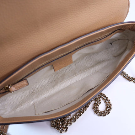 GUCCI Soho Interlocking G Crossbody Bag Camellia Tan Pebbled Leather Chain Strap