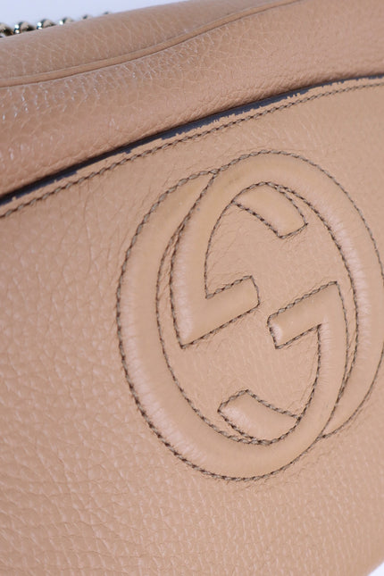 GUCCI Soho Interlocking G Crossbody Bag Camellia Tan Pebbled Leather Chain Strap