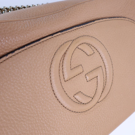 GUCCI Soho Interlocking G Crossbody Bag Camellia Tan Pebbled Leather Chain Strap