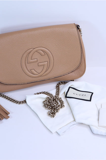 GUCCI Soho Interlocking G Crossbody Bag Camellia Tan Pebbled Leather Chain Strap
