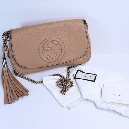 GUCCI Soho Interlocking G Crossbody Bag Camellia Tan Pebbled Leather Chain Strap