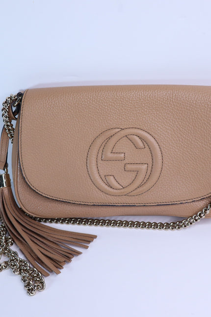 GUCCI Soho Interlocking G Crossbody Bag Camellia Tan Pebbled Leather Chain Strap