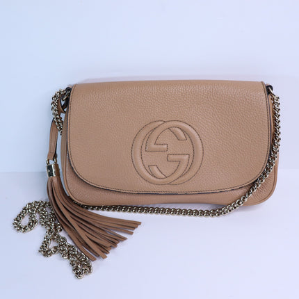 GUCCI Soho Interlocking G Crossbody Bag Camellia Tan Pebbled Leather Chain Strap