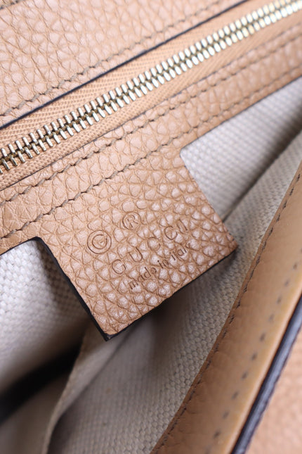 GUCCI Soho Interlocking G Crossbody Bag Camellia Tan Pebbled Leather Chain Strap