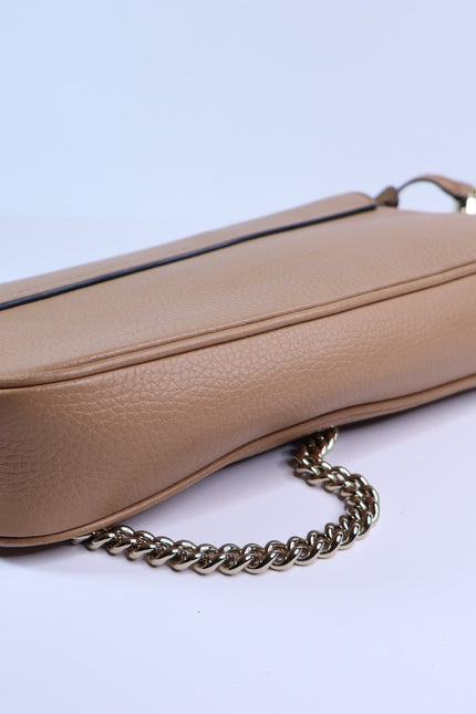 GUCCI Soho Interlocking G Crossbody Bag Camellia Tan Pebbled Leather Chain Strap